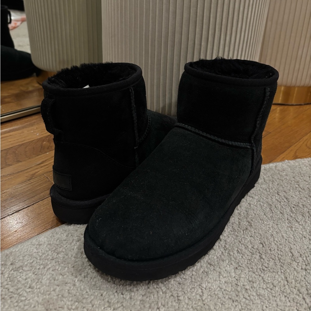 Uggs mini classic size 8
